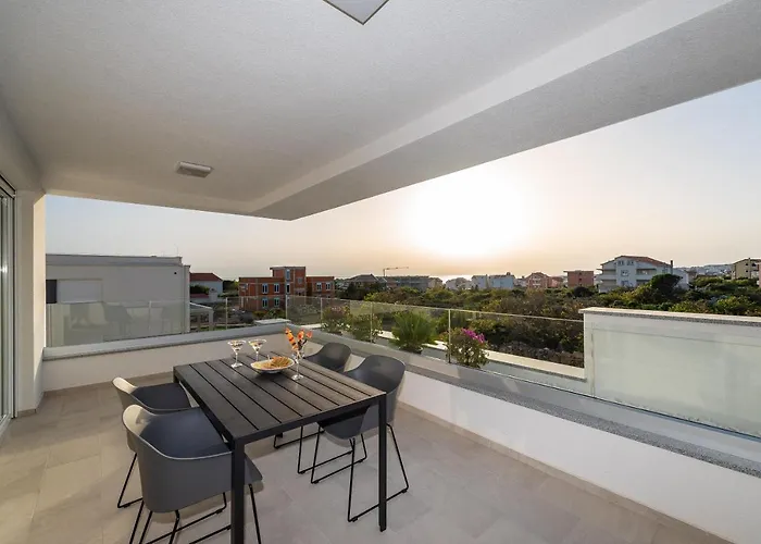 Apartments & Rooms Pool Villas Maris