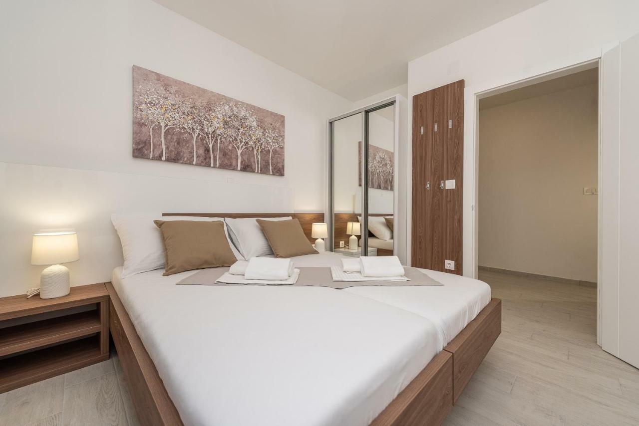 Apartments&rooms Pool Maris Novalja