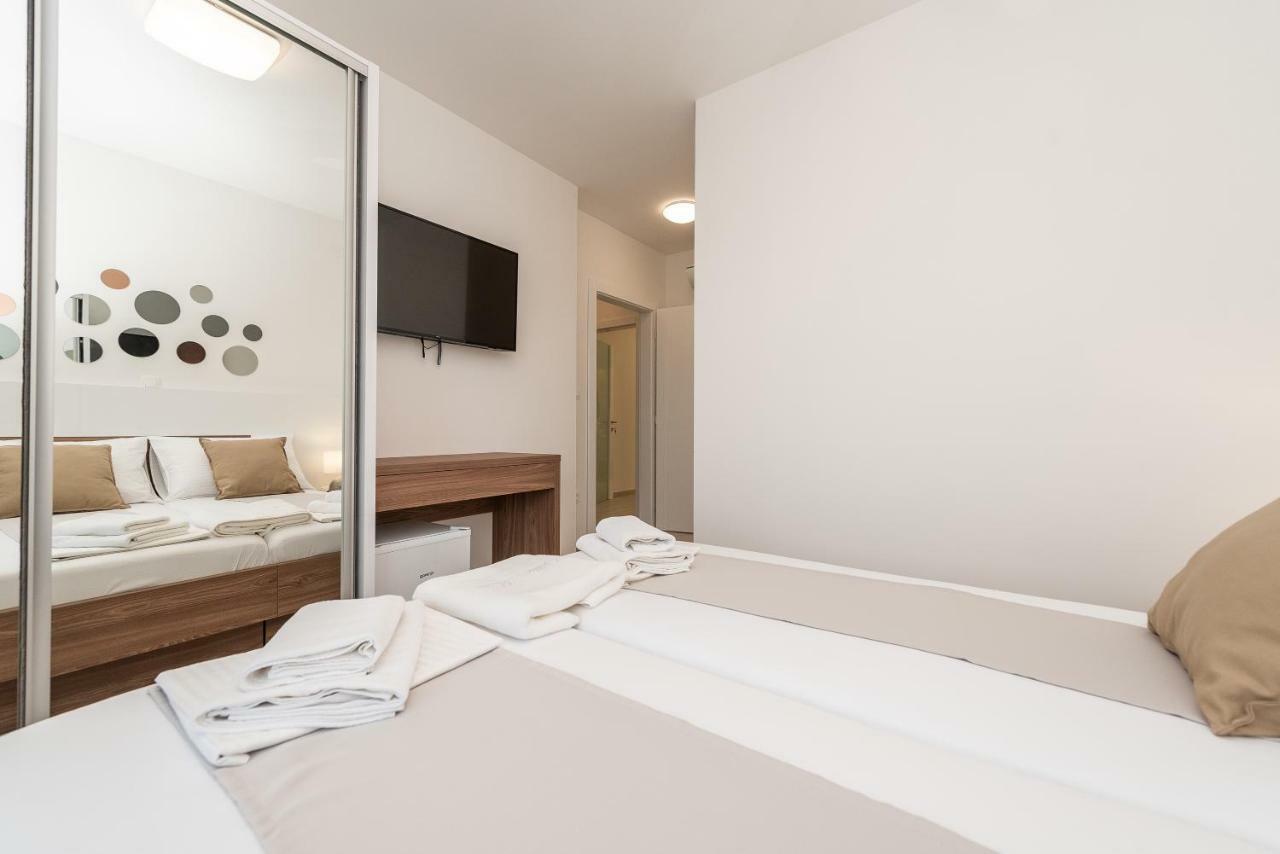 Apartments&rooms Pool Maris